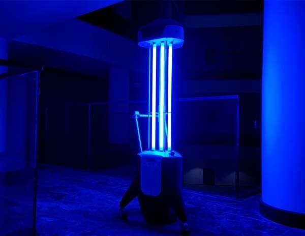 C-Bot UV-C dezenfeksiyon robotu çalışırken